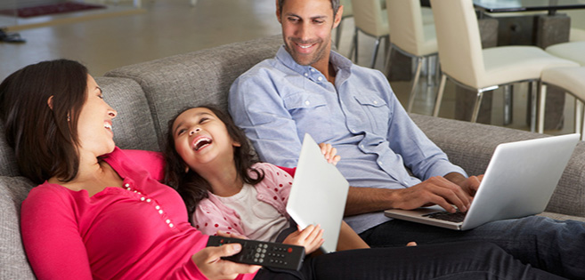 famille connectée à internet